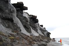 Die Küste der Insel Muostakh, die vor Sibirien in der Laptevsee liegt, verliert durch Erosion an Fläche und Masse. Quelle: Alfred-Wegener-Institut/Thomas Opel (idw)