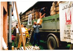 Foto rechts: Helfer von Islamic Relief beim Abladen von Hilfsgütern während des Krieges. Bild: Islamic Relief Deutschland e.V. Fotograf: Thomas Poole