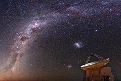 APEX und der Nachthimmel über Chile.
Quelle: ESO/Y. Beletsky (Himmelsfoto); ESO (APEX-Teleskop); Bildzusammenstellung von C. Urquhart. (idw)