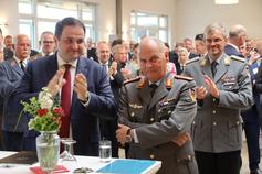 Brigadegeneral Hans-Dieter Müller (Mitte), Kommandeur des Landeskommando Nordrhein-Westfalen, mit hochrangigen Gästen beim Jahresempfang auf der Galopprennbahn Düsseldorf. Links neben dem Gastgeber: Nathanael Liminski, Minister für Bundes- und Europaangelegenheiten, Internationales sowie Medien und Chef der Staatskanzlei  (2025) Bild: Bundeswehr/Olaf Pieper Fotograf: Olaf Pieper