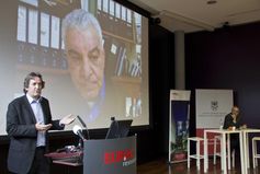 Foto der Pressekonferenz (v.l. EURAC-Mumienexperte Albert Zink, Ägyptologe Zahi Hawass live aus Kairo zugeschaltet, EURAC-Präsident Werner Stuflesser)
Quelle: Foto: EURAC (idw)