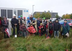 1. Spatenstich - Bewohner des Haus am Campus - l. mit weissen Helm Bürgermeister Stefan Raetz - mittig mit blauen Helm hinter Marienkäfer der Bauherr Wolfgang Macku. Bild: Büro Wolfgang Macku und WIR-Hausgemeinschaft am Campus e.V.