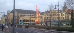 Kunstwerk „Flamme der Revolution“ in Halle vor der Sachsenbank-Filiale