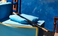 Weitere Aufnahme des Schwerts mit dunkler Scheide. Bild: Polizei