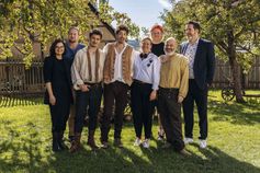 Tina Lenz (Producerin), Andreas Jaschke (Drehbuchautor), Helmerich (Justus Johanssen), Hans (Jason Giuranna), Regisseurin Josephine Frydetzki, Manuel Ruge (Kamera), Vater Peter (Prodromos Antoniadis) und Philipp Schall (Produzent) (2025) Bild: ARD/MDR/BR/HR/SR Fotograf: Michael Kremer