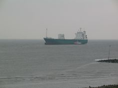 Containerschiff mit Lotsenboot kurz vor der Havariestelle