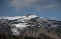 Gipfel des isländischen Vulkans Eyjafjallajökull, der nach seinem  Ausbruch im April 2010 den Luftverkehr über Europa zum Stillstand brachte. Deutlich sind die Überreste der dunkelgrauen Asche zu sehen. Bild: Tilo Arnhold/IfT (idw)