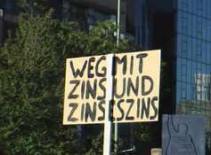 "Weg mit Zins und Zinseszins!" - Occupy Frankfurt Demo vor der Europäischen Zentralbank in Frankfurt