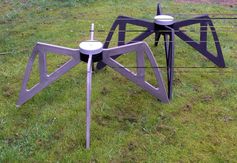 LOFAR-Antennen für Radio-Wellenlängen 4-10 Meter (s. Bild 1) und 1-3 Meter. Je 96 Antennen beider Typen bilden eine Station. (Bilder: ASTRON Dwingeloo/ Niederlande)