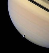 Mond Rhea vor Saturn Bild: Universität zu Köln / Copyright: NASA