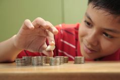 Kinder sollten frühzeitig erkennen, dass sie sich später umso mehr kaufen können, je länger sie auf etwas sparen. Bild: junpinzon – 137305262 / Shutterstock.com
