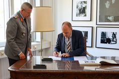 Der Präsident des Bundesamts für Logistik und Mobilität (BALM), Christian Hoffmann (re)  (2025) Bild: Operatives Führungskommando der Bundeswehr Fotograf: Christian Werner
