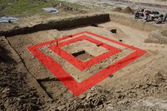 Grundriss des römischen Umgangstempels: In der Grabungsfläche auf dem neuen Campus Poppelsdorf der Universität Bonn zeichnen sich zwei nahezu quadratische Fundamente aus losen, weißen und grauen Steinen ab. Das innere Fundament trug einen Raum (Cella) mit einer Tür, das äußere Stützen für einen überdachten Umgang.
Quelle: (c) Foto/Grafik: Ulrich Mania/Uni Bonn (idw)