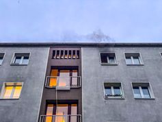 Bild: Feuerwehr DresdenRauch dringt aus einem Fenster der Brandwohnung.