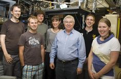 Das Team um Rainer Blatt (3.v.r.) und Tracy Northup (4.v.r.) am Institut für Experimentalphysik der Universität Innsbruck
Quelle: Foto: Uni Innsbruck (idw)