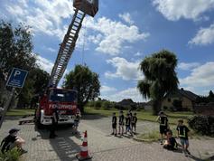Drehleiterschaukeln Bild: Feuerwehr