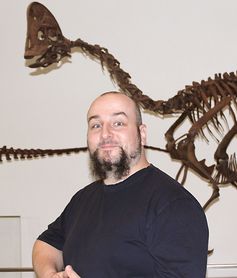 Erstautor des Artikels, Dr. Joachim T. Haug, am „Fundort“ des neuen Fossils, dem Royal Ontario Museum Toronto.
Quelle: Foto: Haug (idw)