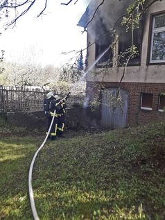 Die Feuerwehr Erkrath konnte durch ihre zügige Brandbekämpfung einen größeren Gebäudeschaden verhindern. Bild: Feuerwehr