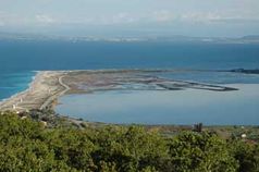 1,3 Kilometer lange Chevron-Struktur im Norden der Lagune von Leukas in Nordwestgriechenland). Solche "Überspülfächer" sind charakteristische Hinweise auf frühere Tsunami-Ereignisse. Foto: Andreas Vött