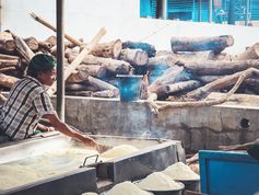 Trocknen von Maniokmehl in Ibadan, Nigeria: Forscher im BiomassWeb-Projekt suchen neue Nutzungsmöglichkeiten für Maniokprodukte, um die Pflanze optimal zu nutzen. Quelle: © Foto: Katharina Zinn/ZEF (idw)