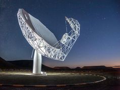 Eine MeerKAT-Radioantenne und der afrikanische Nachthimmel.
Quelle: Bildrechte: SKA Südafrika (Aufnahme vom März 2014). (idw)