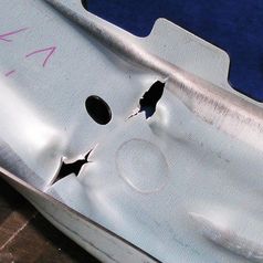Schädigung in einer Komponente aus hochfestem Stahl nach Crashtest. Bild: Fraunhofer IWM