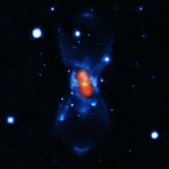 Nova Vul 1670. Das Bild ist eine Überlagerung von sichtbarem Licht mit dem Gemini-Teleskop (blau), v
Quelle: ESO/T. Kamiński (idw)