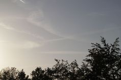Ausgebleichter Himmel nach massiven Chemtrail-Sprühaktionen in Hessen am 10.10.2012