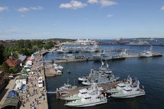 Die Marinestützpunkt Gänsefamilie sammelt die ersten Impressionen der Kieler Woche im Stützpunkt, im Hintergrund ein Fastpatrol Boot der Britischen Marine zu sehen, HMS ARCHER P 293