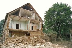 Mulde-Hochwasser August 2002: Vom Hochwasser geschädigtes Haus in Grimma.
Quelle: Foto: André Künzelmann/UFZ (Nutzungsbeschränkung: kostenfrei bei redaktioneller Nutzung, Verwendung nur unter Angabe der Quelle und nur im Zusammenhang mit dem UFZ) (idw)