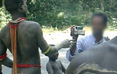Jarawa werden auf der Andaman Trunk Road von einem Touristen gefilmt. Bild: Survival