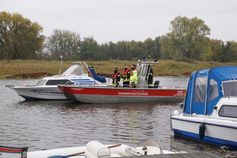 Bild beim "Heimschleppen" des Sportbootes (Feuerwehr Bleckede) Bild: Polizei
