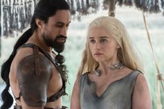Daenerys (Emilia Clarke) wird gewaltsam vom Volk der Dothraki entführt. Können sie ihre Anhänger aus der Gefangenschaft befreien? "Game Of Thrones" - Staffel VI ab Samstag, 11. März 2017, um 20:15 Uhr bei RTL II. Bild: "obs/RTL II/© HBO Enterprises - ARR"
