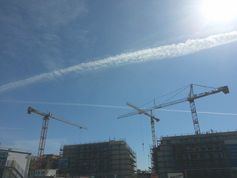 Chemtrails - persistente Kondensstreifen - am Himmel über Bergedorf bei Hamburg im Jahr 2015