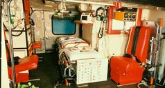 Früher nahm die medizinische Ausstattung in der Hubschrauberkabine einen Großteil des Platzes ein. Bild: DRF Luftrettung Fotograf: DRF Luftrettung