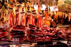 Ibérico-Schinken verschiedener Qualitätsstufen (sowie andere spanische Schinkenarten) bei einem Verkaufsstand in den La Boqueria-Markthallen in Barcelona