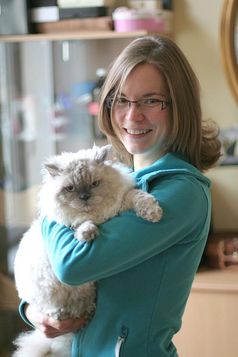 Studienautorin Serina Filler mit einer Selkirk-Rex-Katze
Quelle: Foto: Vetmeduni Vienna/Filler (idw)