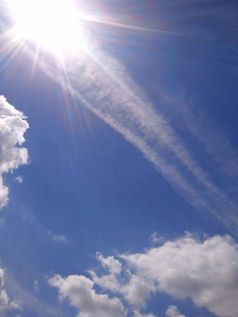 Persistente Kondensstreifen / Chemtrailwolke und natürliche Wolken am 26.06.14 über Bad Nauheim