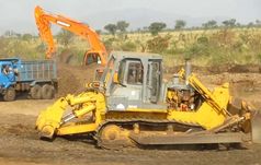 Ein Bulldozer planiert eine Straße zu den Zuckerplantagen. Bild: © Survival