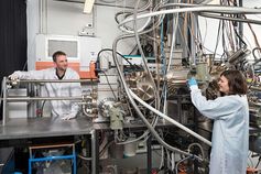 Benedikt Mayer und Lisa Janker an der Epitaxieanlage im Walter Schottky Institut der TU München
Quelle: Uli Benz / TUM (idw)