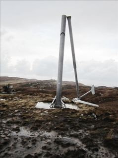 Der Turbinenmast brach in der Mitte durch. In der Folge stürzten das Gehäuse und die Rotorblätter zu Boden.  Bild: Northern Times - EIKE