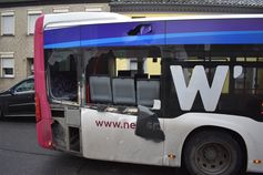 Seitenansicht vom Heck des beschädigten Busses. Bild: Polizei
