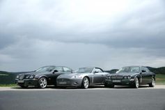 Die neuen Jaguar R-Modelle (von links nach rechts: S-TYPE R, XKR Cabrio, XJR). Quelle: obs/Jaguar Deutschland GmbH