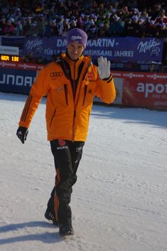 Martin Schmitt verabschiedet sich im  Auslauf der Mühlenkopfschanze. Bild: Frank Breuers