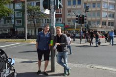 Streetpong: An der Almstorkreuzung in Hildesheim haben Holger Michel und Sandro Engel (v.l.n.r.) ihr Simulationsvideo gedreht_
Quelle: HAWK (idw)