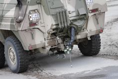 Soldaten demonstrieren eine Probenentnahme aus einem ABC Spürpanzer Fuchs Bild: Bundeswehr Fotograf: Markus Dittrich