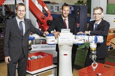 Die Gewinner vom Fraunhofer IPA: Felix Spenrath, Marc Teschner und Manuel Mönnig.
Quelle: Quelle: Fraunhofer IPA (idw)
