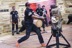 Robert Ebner aus Gaggenau-Hörden beim Standing Block Chop. Bild: STIHL TIMBERSPORTS® Series