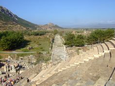 Blick vom Theater auf die Hafenstraße in Ephesos