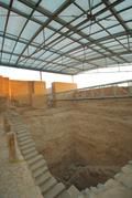 Das neu errichtete Schutzdach über dem Brunnenhaus im Königspalast von Qatna. Bild: Peter Pfälzner)